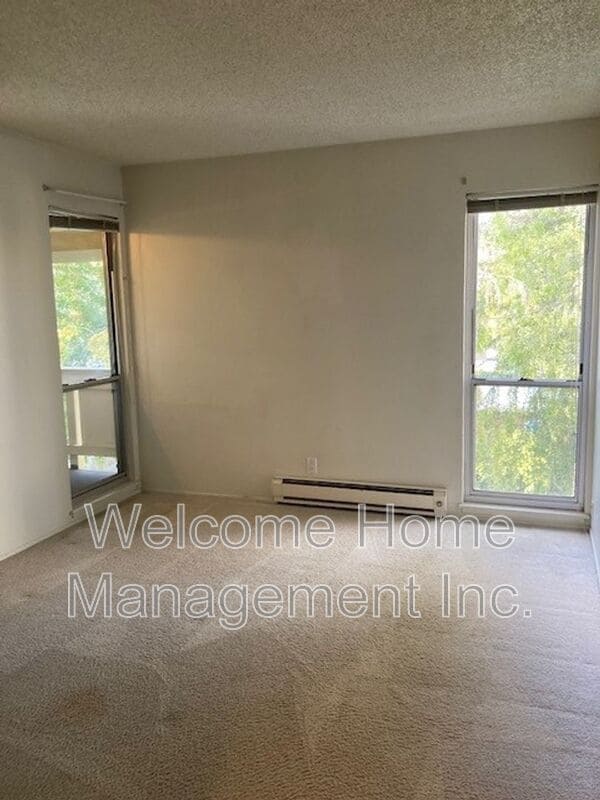 Building Photo - 1305 Boulevard Way