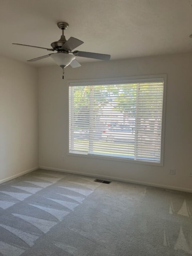 Building Photo - NEW TO MARKET, 3 BEDROOM EAST MEDFORD HOME