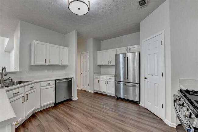 Building Photo - 6670 Island Pointe Dr