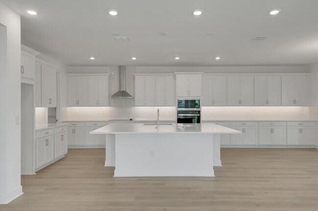 Building Photo - "Spacious 4-Bedroom Gem with 3 Full Baths in Charming Winter Garden!"