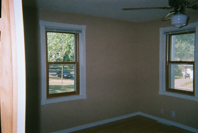 Building Photo - 401 Lewis St