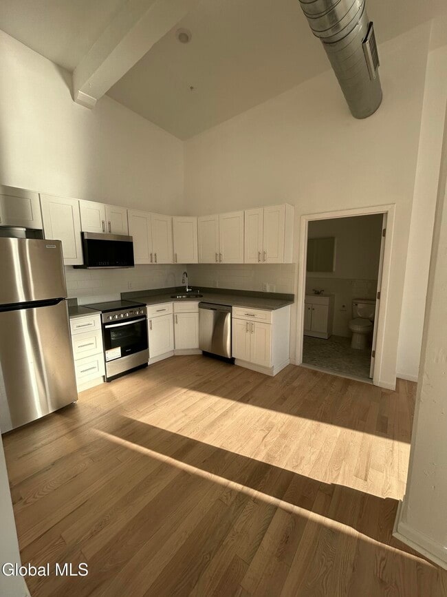 Building Photo - 155 River St