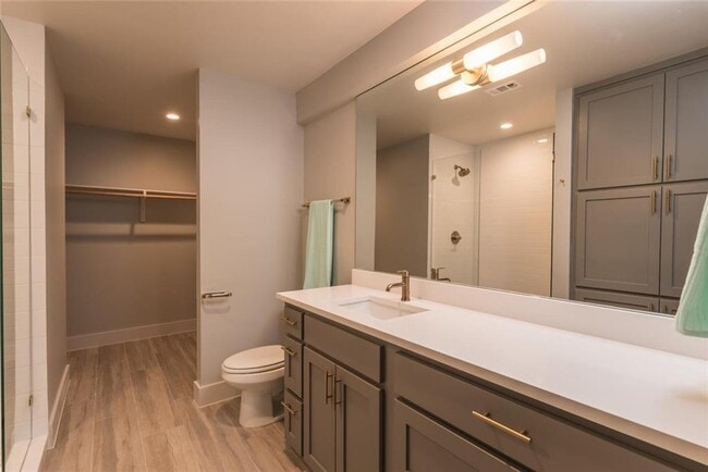 Building Photo - 505 W 7th St