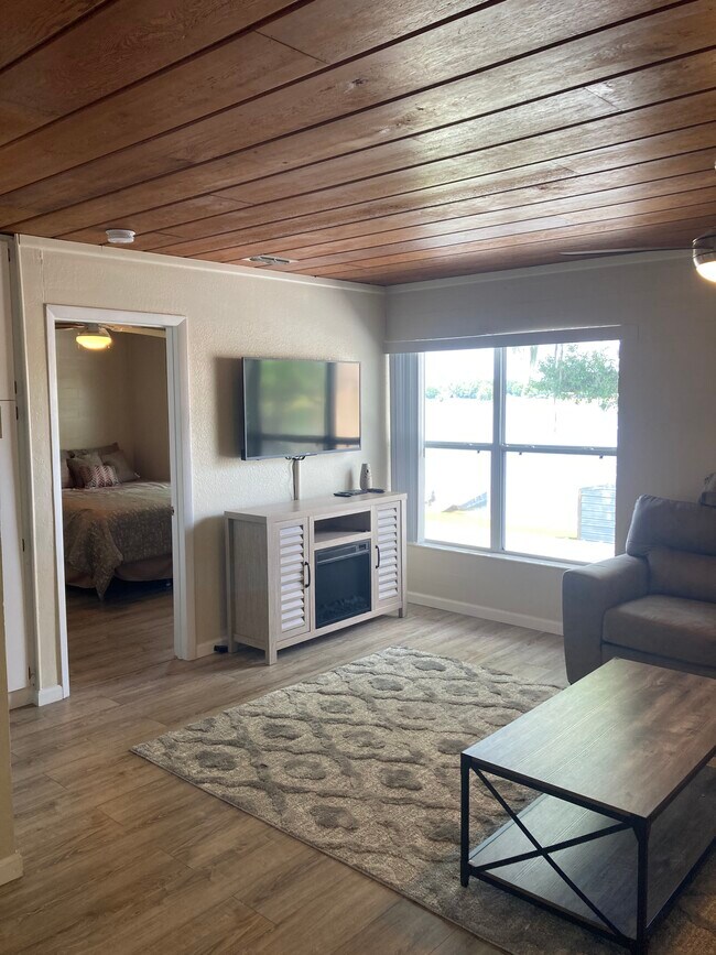 Building Photo - 15848 Lake Iola Rd