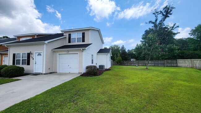 Building Photo - Beautiful 3 bed 2 1/2 bath townhome in a g...