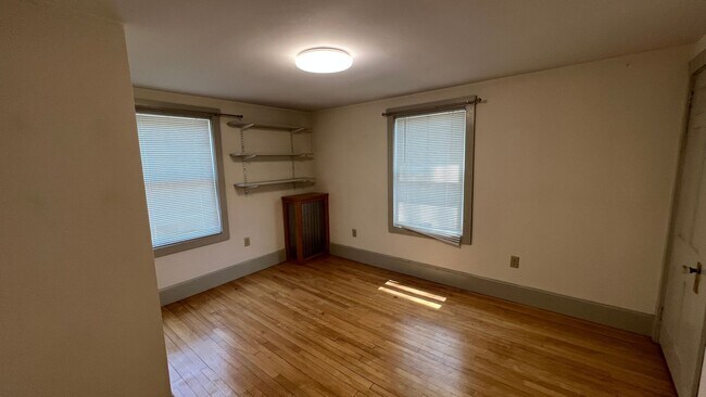 Building Photo - Large 4 Bedroom Apartment All Utilities In...