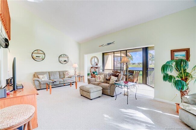 Building Photo - 233 NE Edgewater Dr