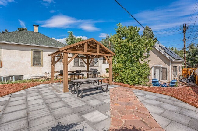 Building Photo - 2 Bedroom Cottage Oasis on The Hill!