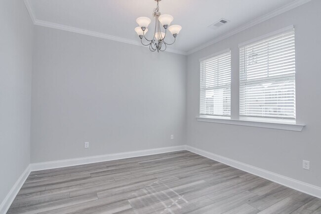 Building Photo - 3 Bedroom 2 Bathroom Ranch