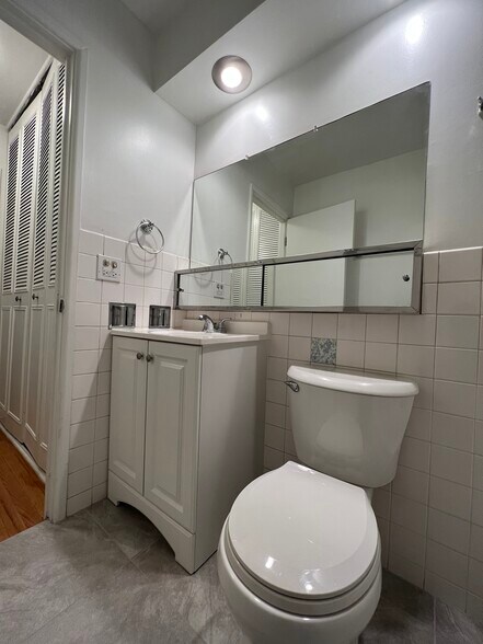 Building Photo - 516 W Melrose St