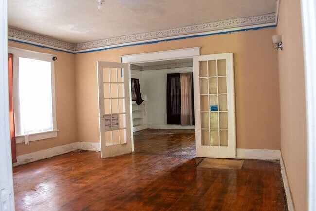 Building Photo - 921 Valley Rd Pl
