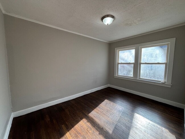 Building Photo - Spacious 2BR + Den with Huge Deck & Hardwood Floors