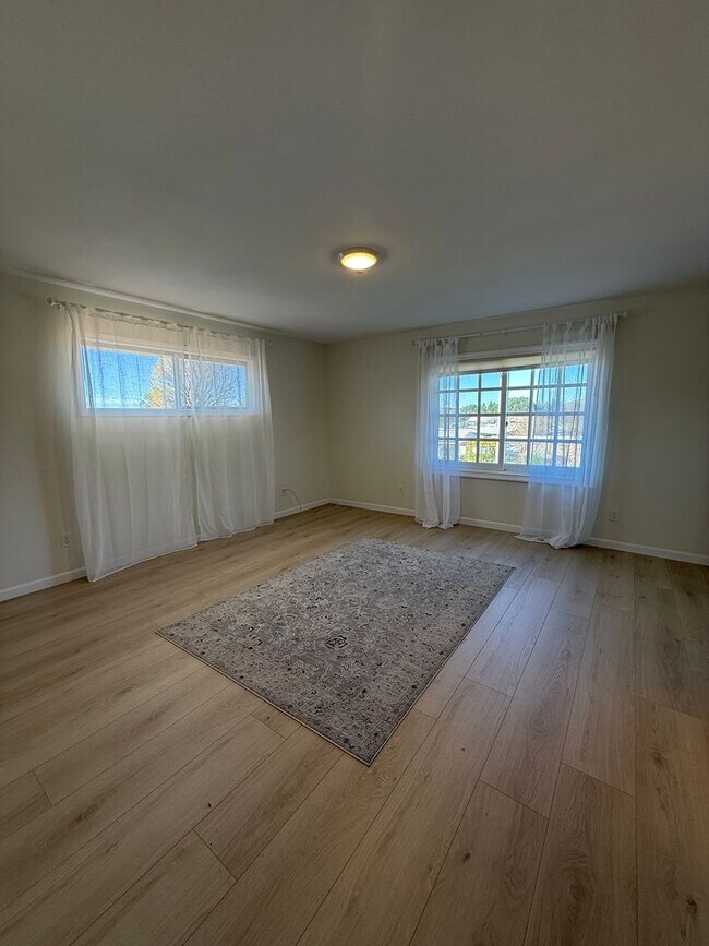 Building Photo - Remodeled - 3 bed, 2 bath single story home in Thousand Oaks