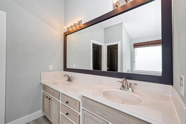 Building Photo - 3618 Hera Dr