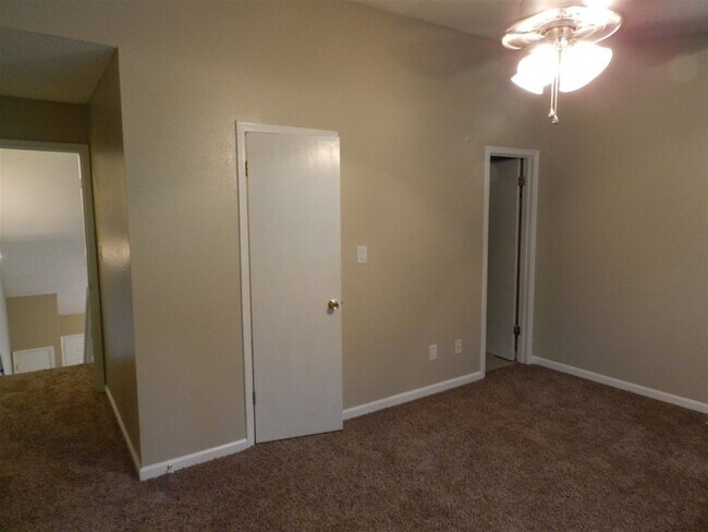 Building Photo - 2388 Parrot Ln