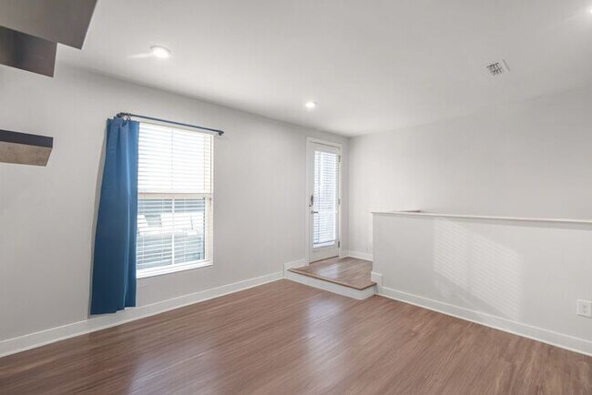 Building Photo - Stunning 3-Bedroom Townhouse in the Heart of South End!
