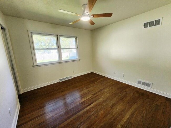 Building Photo - 518 W 53rd Pl