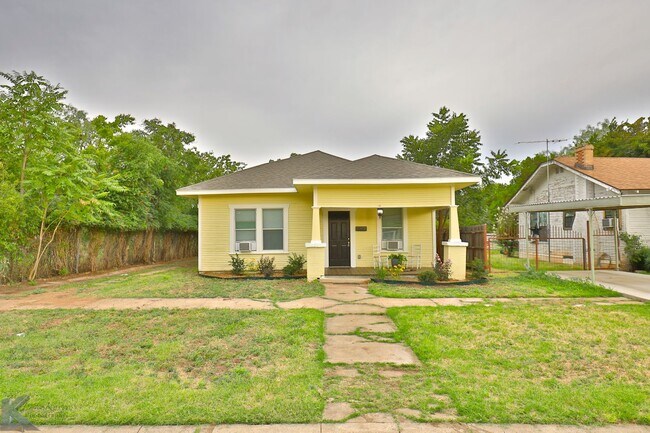 Building Photo - 2 bed 1 bath; AVAILABLE NOW!
