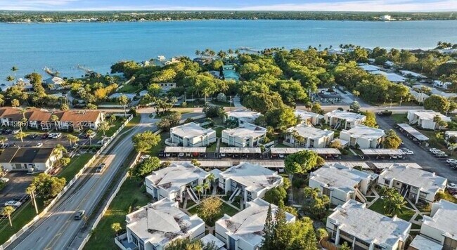 Building Photo - 1561 NE 12th Terrace