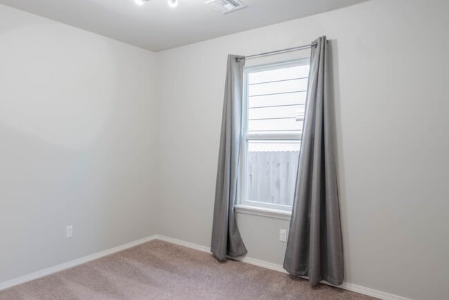 Building Photo - 3 Bed | 2 Bath in Broken Arrow!