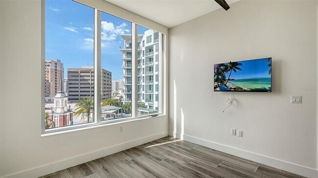 Building Photo - 111 S Pineapple Ave