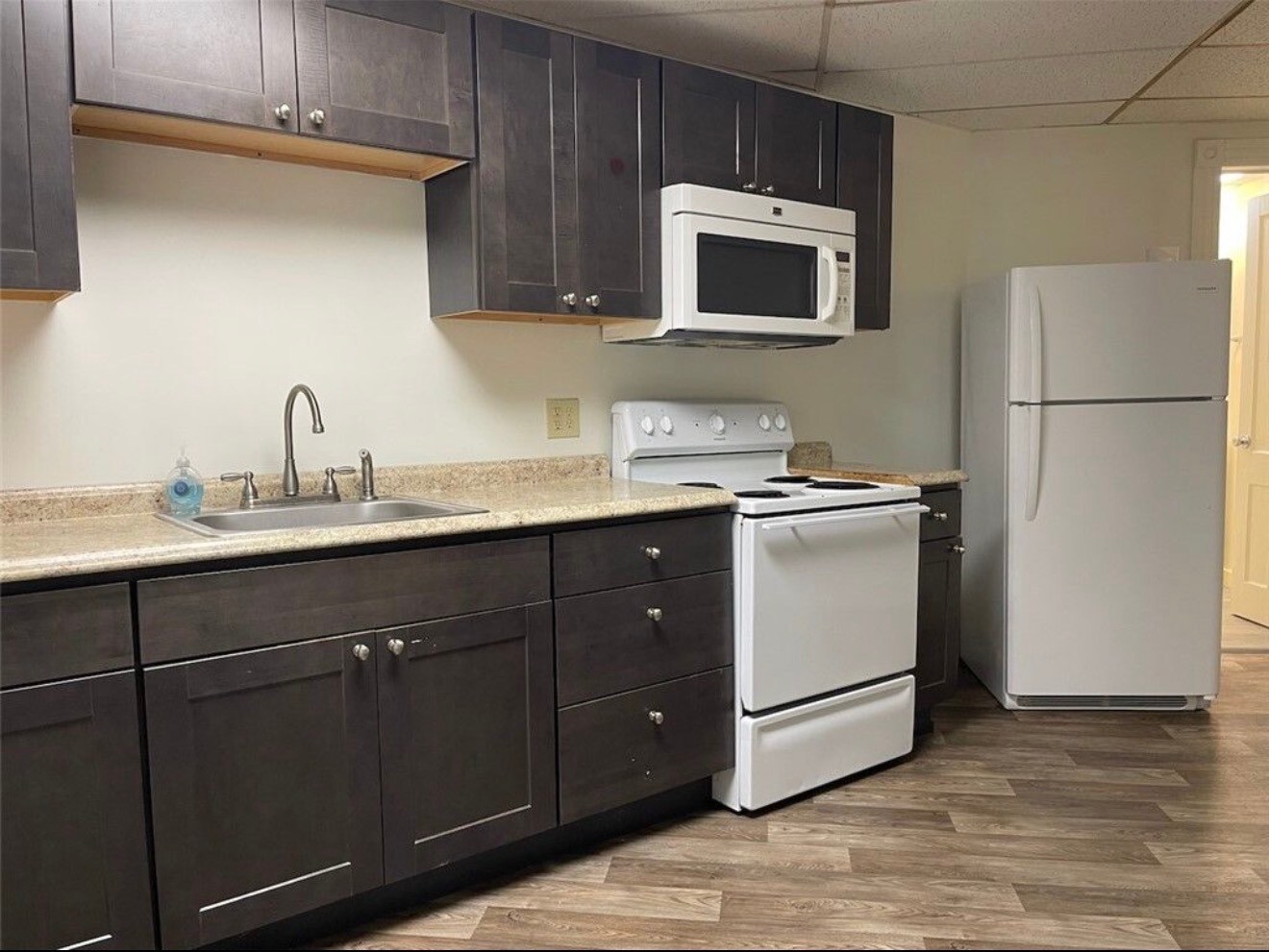 Building Photo - 107 Elm St