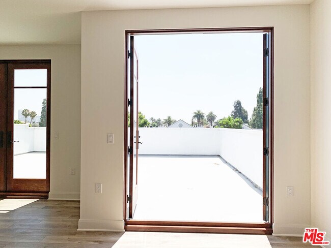 Building Photo - 859 S Lucerne Blvd