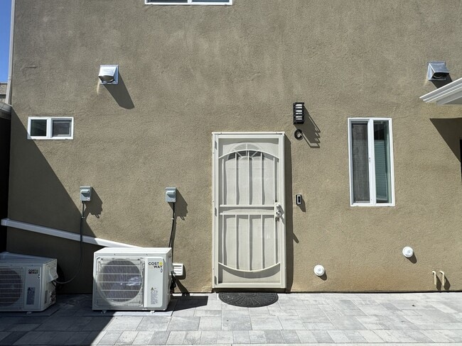 Building Photo - 1249 Center Ave