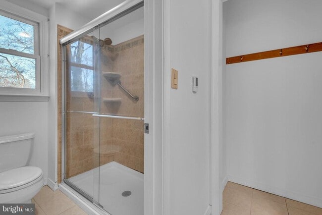 Building Photo - 1080 Crestview Dr