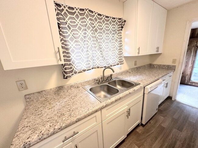 Building Photo - Cozy 3 bedrooms with charming kitchen upda...