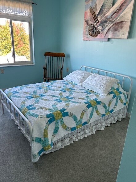 second bedroom with double bed - 400 N Richmond St