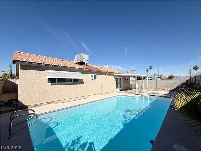 Building Photo - 325 Greenfield Ln