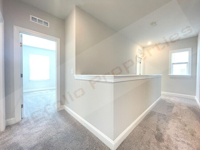 Building Photo - Gorgeous 4 Bedroom 3 Bath Home with Fiber ...