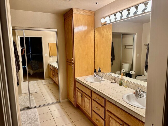 Building Photo - Beautiful 2 Bd 2 BA Condo Prime Marina Dis...