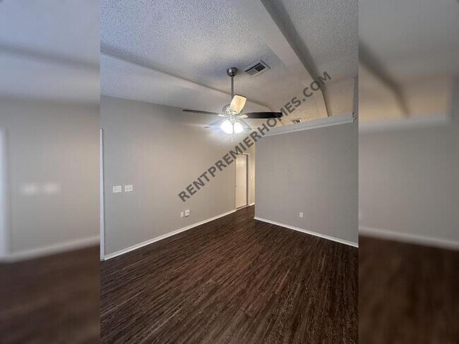 Building Photo - 4400 Meadowpark Dr