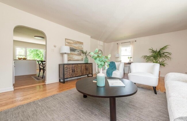 Building Photo - 402 E Calumet Rd