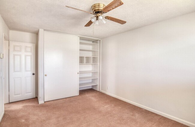 Building Photo - 4546 E Blue Jay Ave