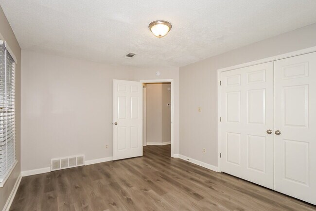 Building Photo - 2418 Lake Edge Dr