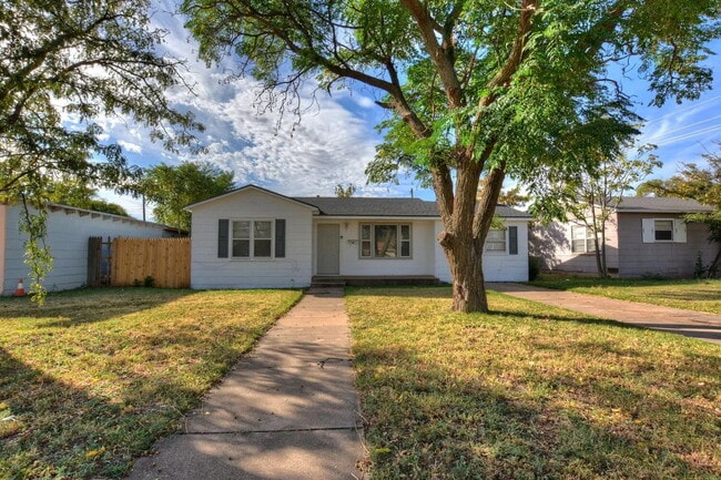 Primary Photo - Cute 2/1 with Tons of Space!