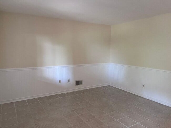 Building Photo - End Unit Townhouse In Centreville