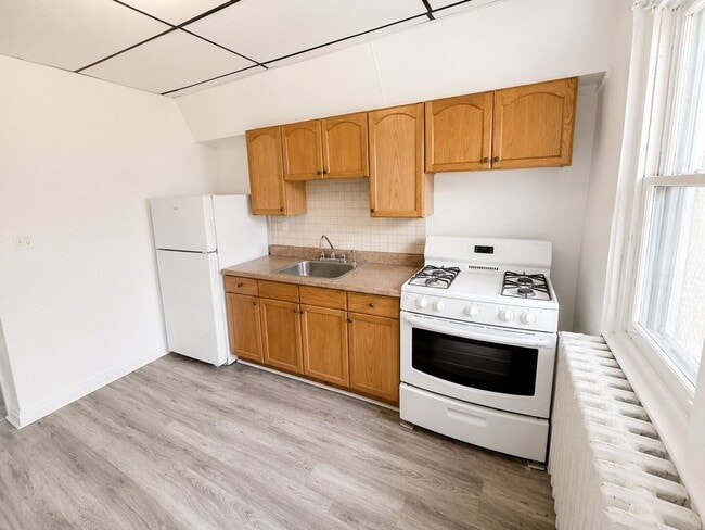 Building Photo - Bright 2BR Port Richmond Row Home with Large Living Space & Basement Storage