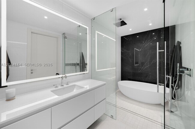 Building Photo - 300 S Biscayne Blvd