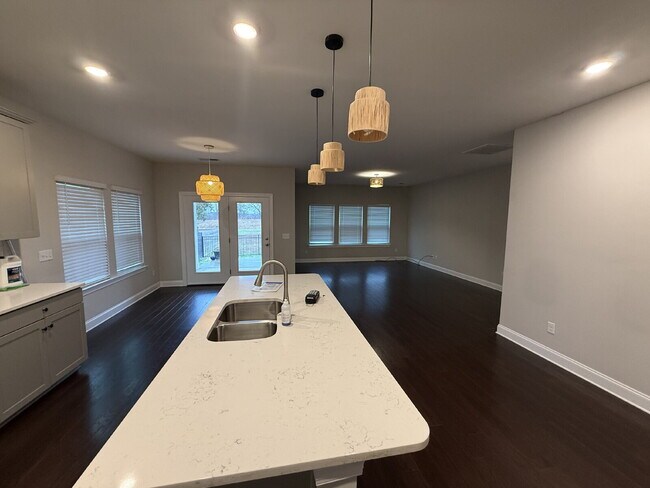 Building Photo - "Charming 3-Bedroom Retreat with 2 Baths w/bonus room and fenced yard!!