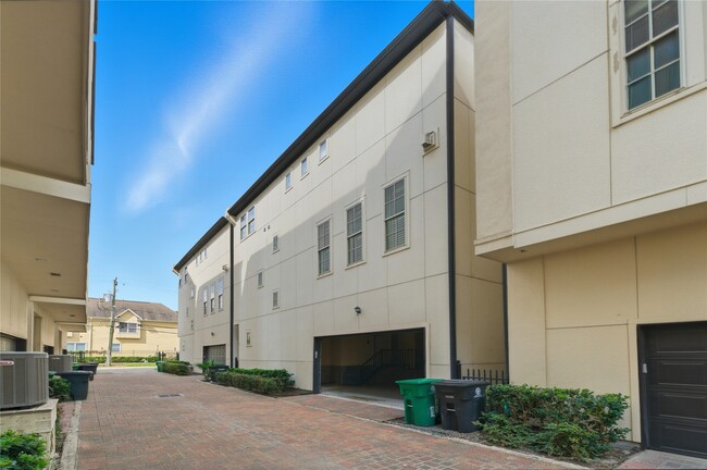 Building Photo - 2508 Sherwin St