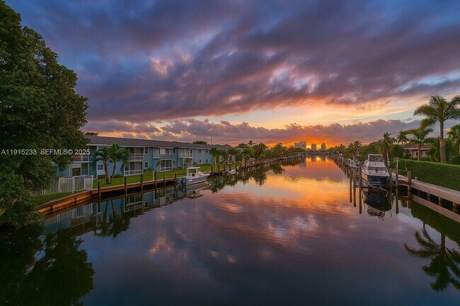 Building Photo - 1100 Pine Dr