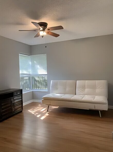 Building Photo - 4033 Carambola Cir N