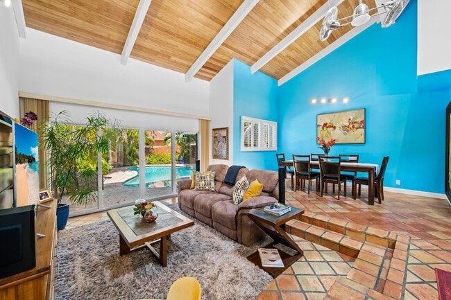 Building Photo - 219 NE 17th Ave