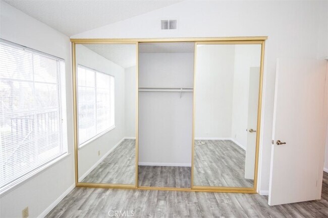 Building Photo - 29 Blue Oak