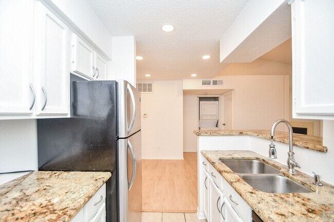 Building Photo - 11201 Lynbrook Dr