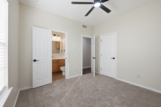 Building Photo - 3840 Oldenburg Ln